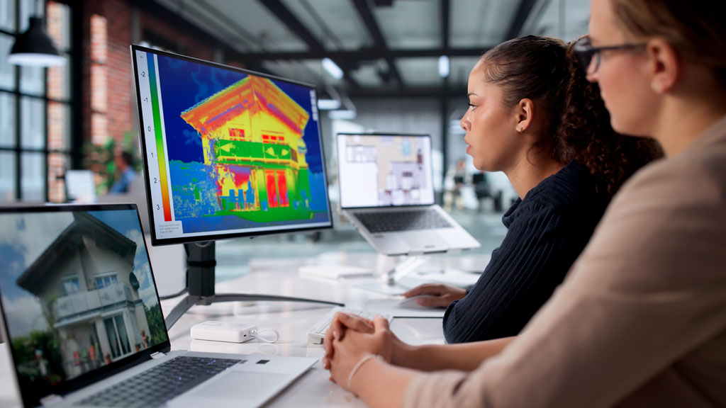 Deux professionnels analysant des données de consommation énergétique en salle de réunion